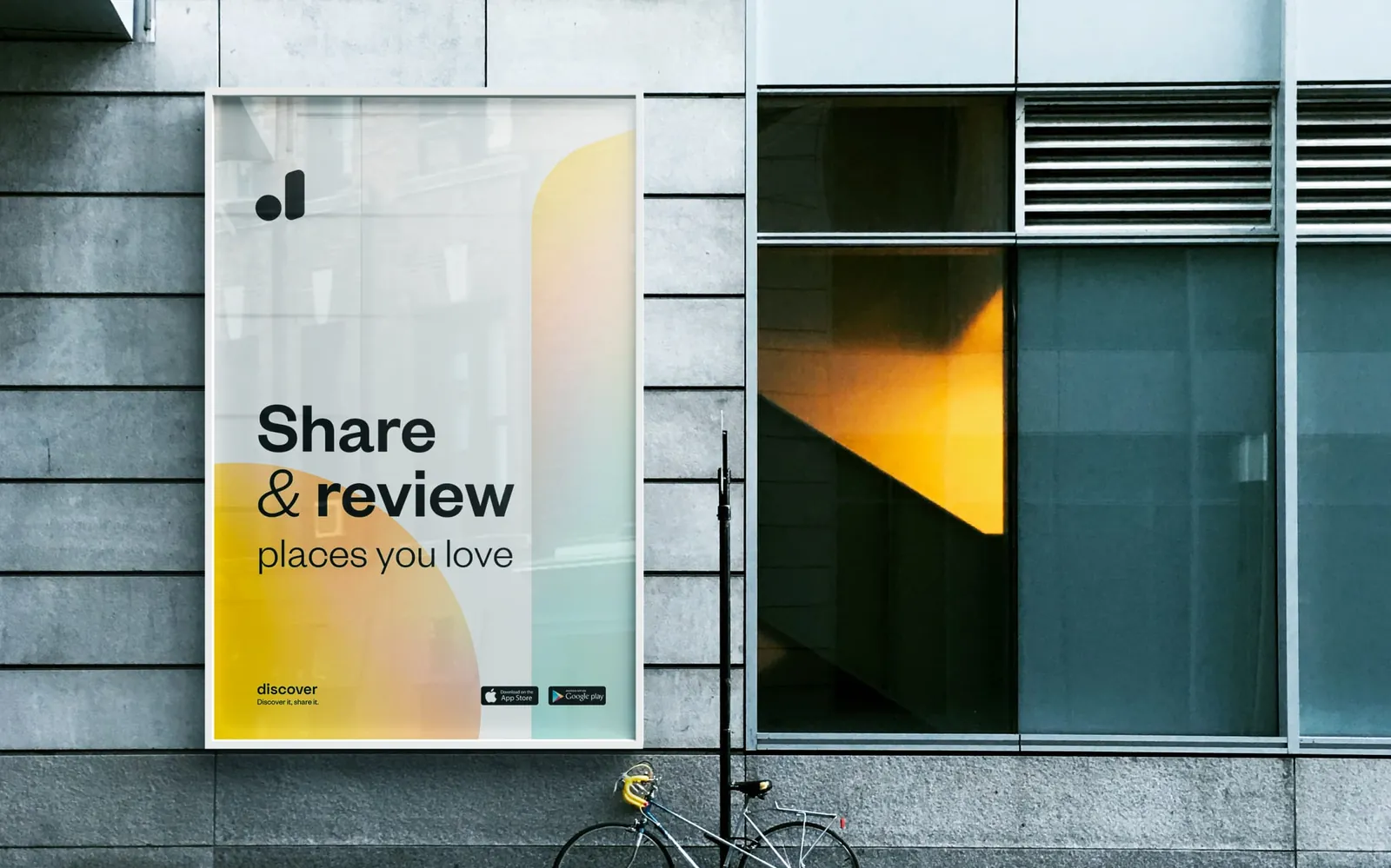 Affiche « Share & review places you love » dans la rue